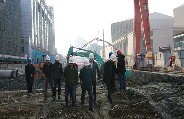 成都市建委副主任陳順治檢查一環(huán)路磨子橋下穿隧道建設(shè)工作