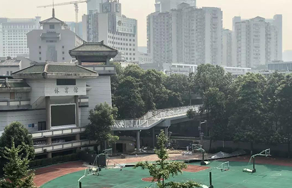 石室中學(xué)人行過街走廊工程完工投入使用