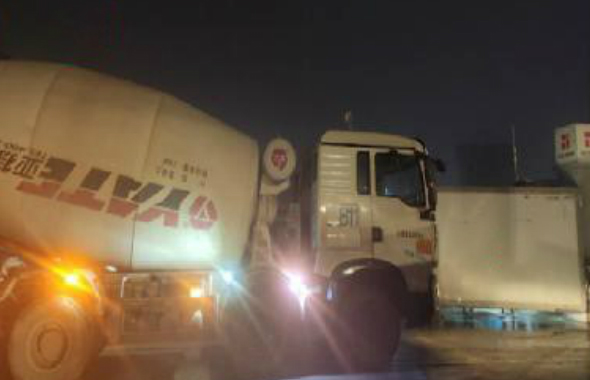 500建設者“夜戰(zhàn)”鳳凰山1_meitu_9.jpg